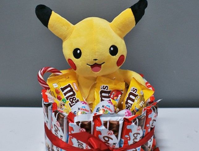 Tort din dulciuri cu monstru galben Pikachu h=24 cm (la comanda, 24 ore) foto